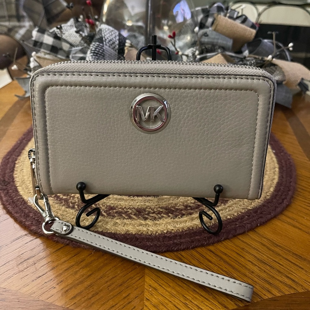 Michael Kors Fulton Phone Case/Wristlet 
Pebbled Leather